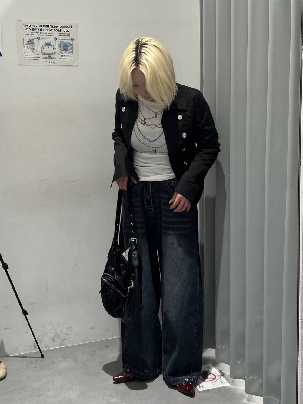 ブラック系のデニムパンツ、ホワイト系のTシャツ/カットソー、ブラック系のシャツ/ブラウスを着用したレディースの秋コーディネートの4枚目の写真