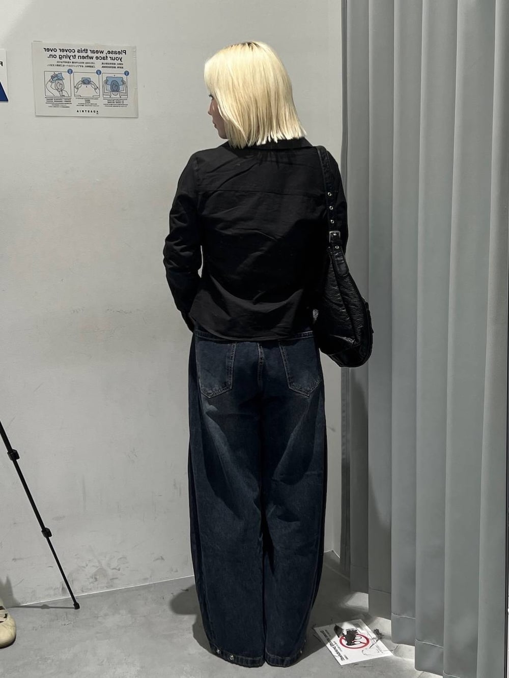 ブラック系のデニムパンツ、ホワイト系のTシャツ/カットソー、ブラック系のシャツ/ブラウスを着用したレディースの秋コーディネートの3枚目の写真