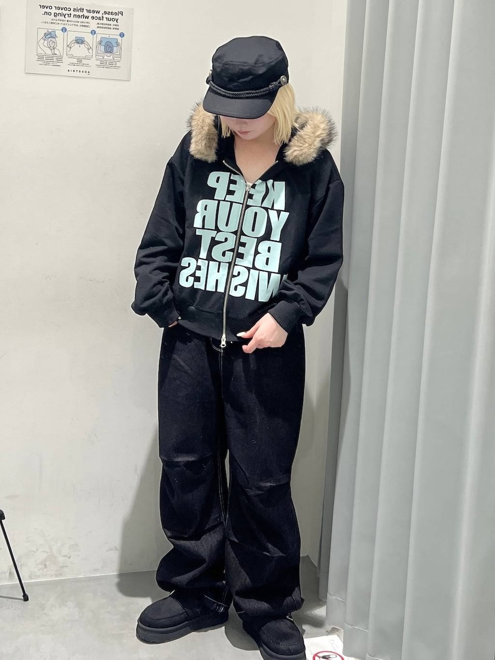 ブラック系のパーカー、ブラック系のデニムパンツ、ブラック系のスリッポンを着用したレディースの秋コーディネートの3枚目の写真