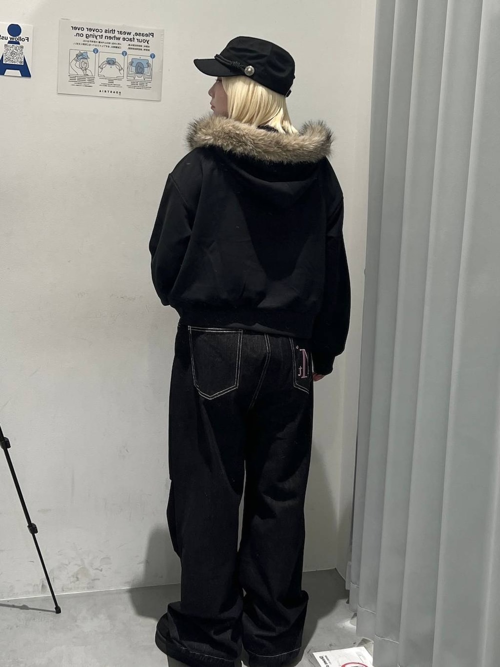 ブラック系のパーカー、ブラック系のデニムパンツ、ブラック系のスリッポンを着用したレディースの秋コーディネートの2枚目の写真