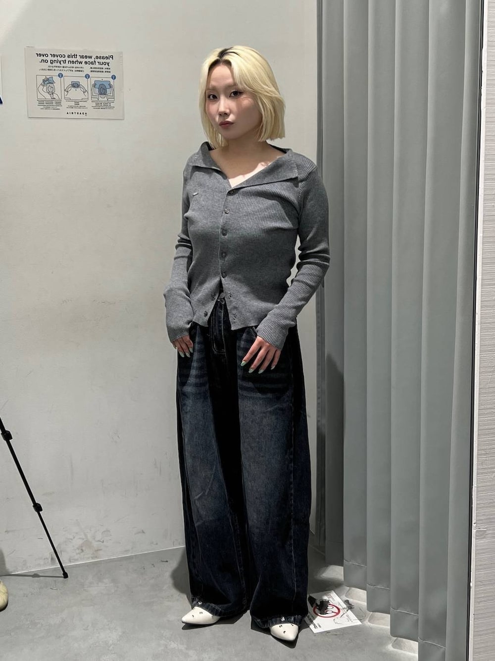 グレー系のカーディガン/ボレロ、ブラック系のデニムパンツを着用したレディースの秋コーディネートの5枚目の写真