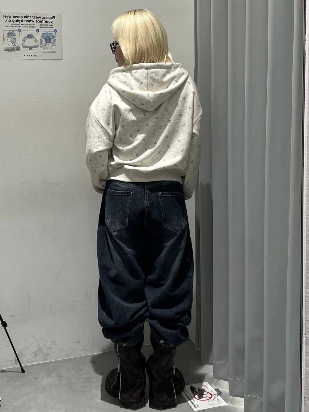 ブラック系のブーツ、ブラック系のデニムパンツを着用したレディースの秋コーディネートの5枚目の写真