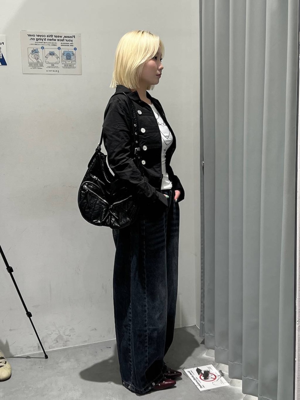 ブラック系のデニムパンツ、ホワイト系のTシャツ/カットソー、ブラック系のシャツ/ブラウスを着用したレディースの秋コーディネートの5枚目の写真