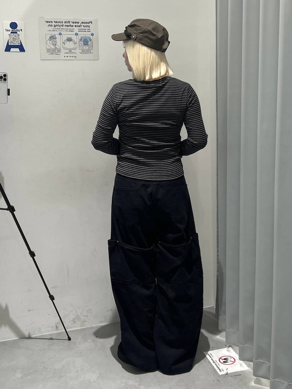 ブラック系のカーゴパンツ、ブラック系のTシャツ/カットソー、グリーン系のキャスケットを着用したレディースの秋コーディネートの3枚目の写真