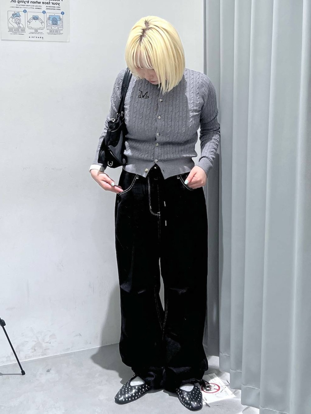 グレー系のカーディガン/ボレロ、ブラック系のデニムパンツを着用したレディースの秋コーディネートの2枚目の写真