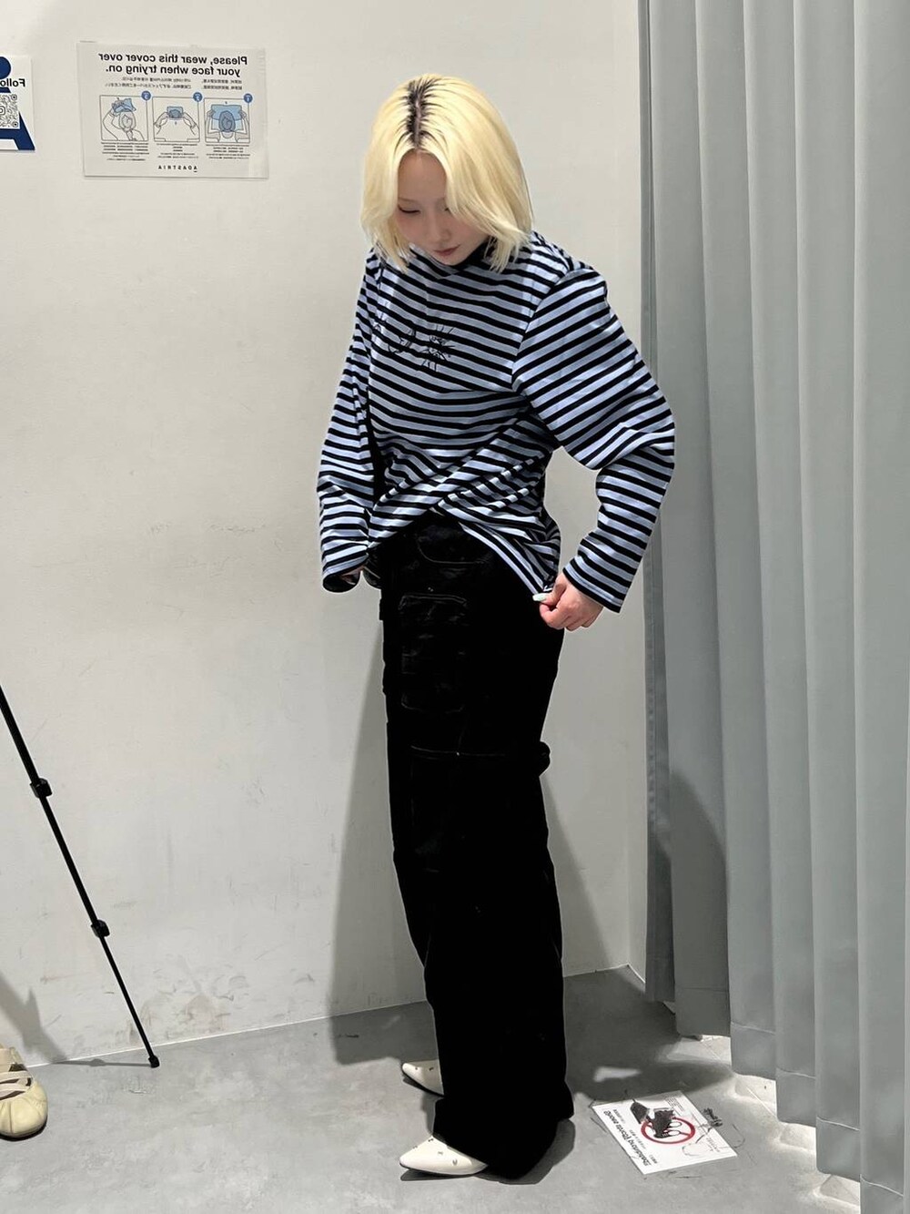 ブルー系のTシャツ/カットソー、ブラック系のカーゴパンツ、ブラック系のショルダーバッグを着用したレディースの秋コーディネートの2枚目の写真