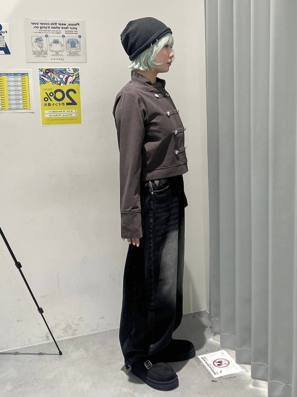 グレー系のミリタリージャケット、ブラック系のデニムパンツ、ブラック系のスリッポンを着用したレディースの秋コーディネートの3枚目の写真