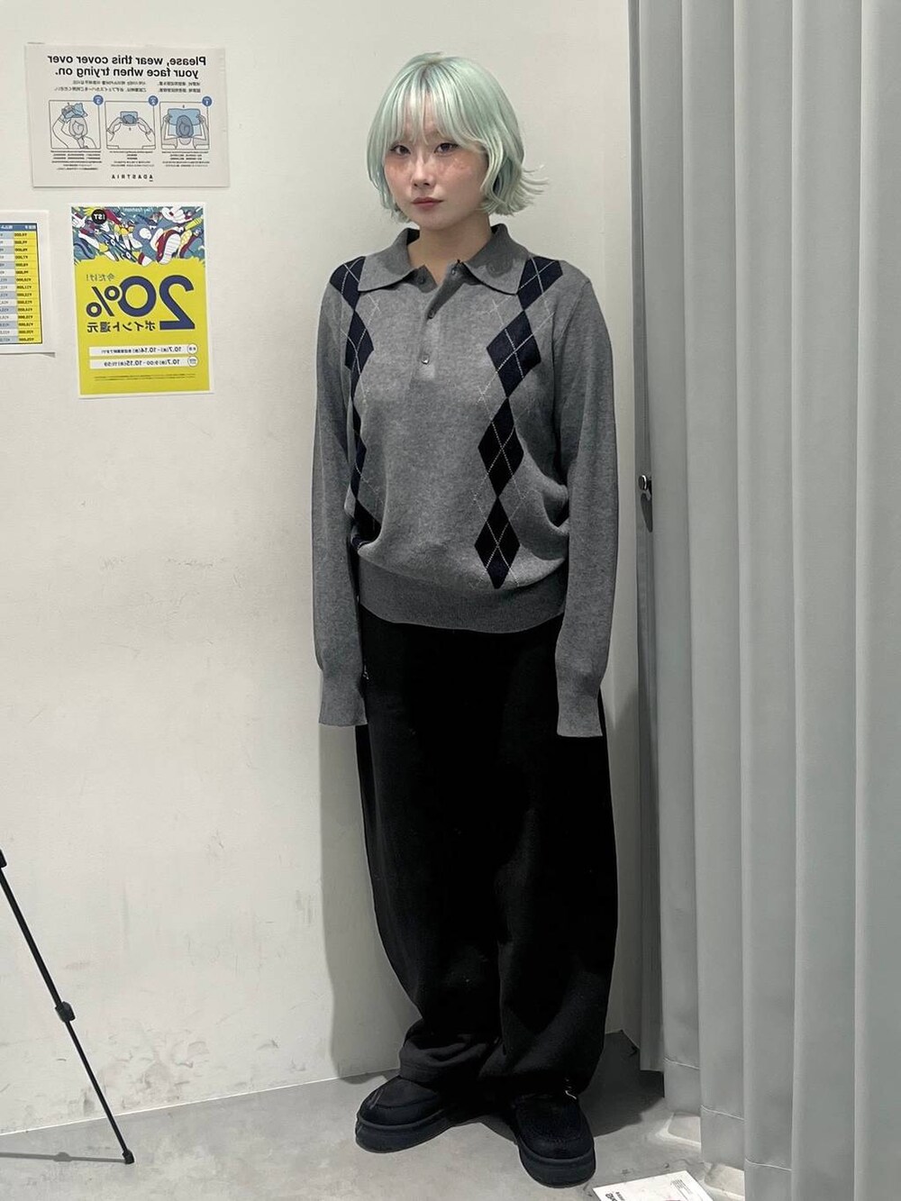 ブラック系のスウェットパンツ、グレー系のニット/セーター、ブラック系のスリッポンを着用したレディースの秋コーディネートの4枚目の写真