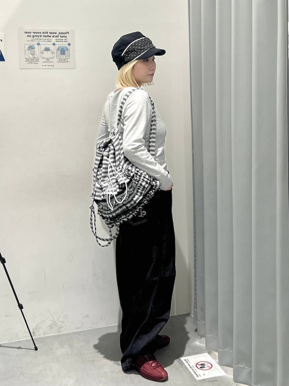 グレー系のTシャツ/カットソー、グレー系のバックパック/リュック、ブラック系のデニムパンツを着用したレディースの秋コーディネートの5枚目の写真