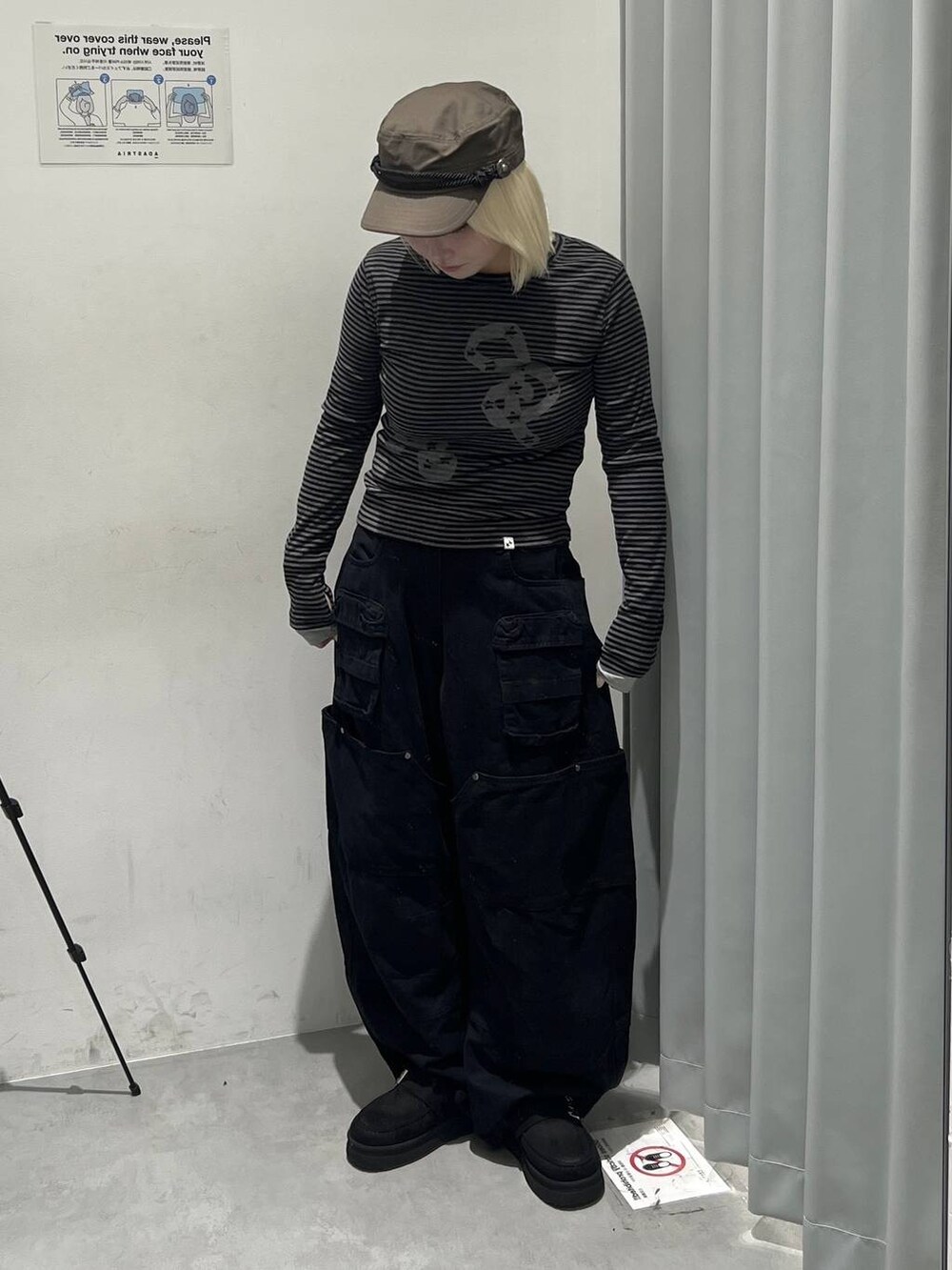 ブラック系のカーゴパンツ、ブラック系のTシャツ/カットソー、グリーン系のキャスケットを着用したレディースの秋コーディネートの4枚目の写真