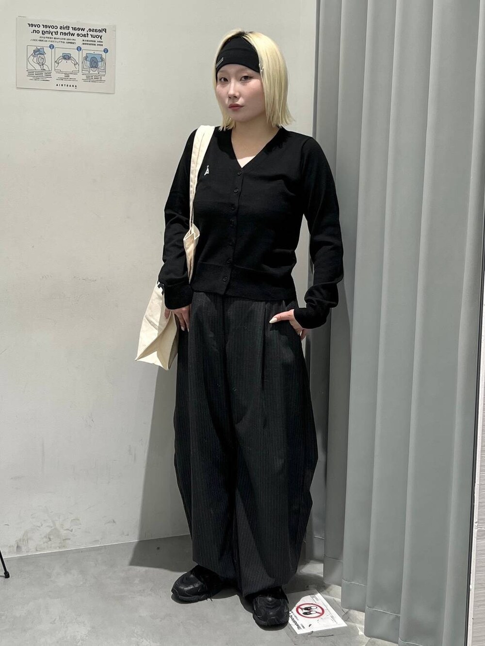 ブラック系のスラックス、その他のトートバッグ、ブラック系のヘアバンドを着用したレディースの秋コーディネートの6枚目の写真