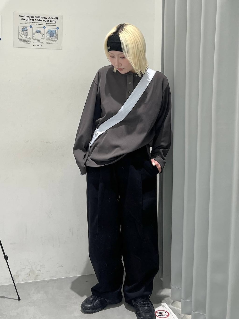 グレー系のTシャツ/カットソー、ブラック系のスラックス、ブルー系のトートバッグを着用したレディースの秋コーディネートの3枚目の写真