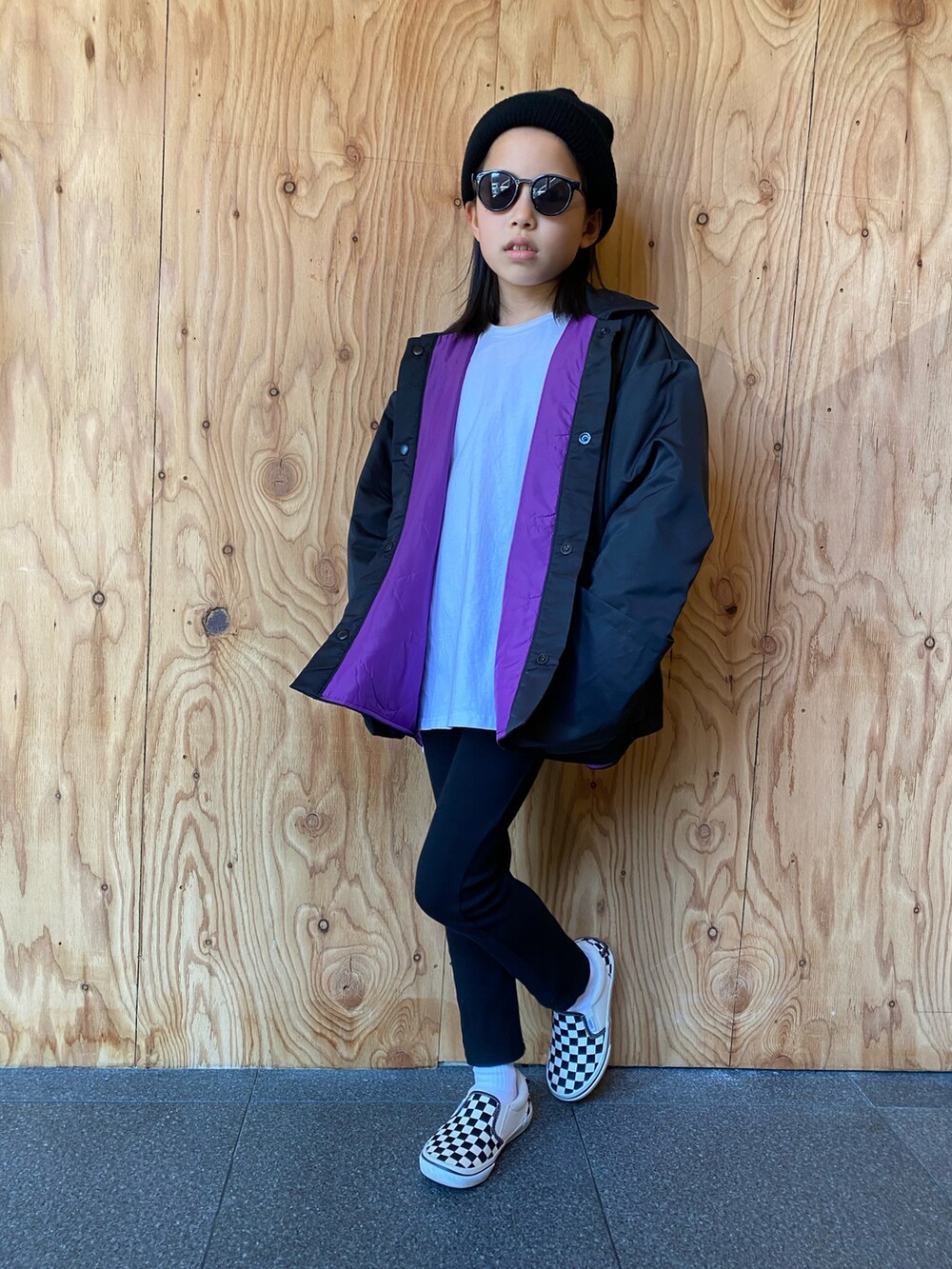 ホワイト系のスリッポン、ブラック系のその他パンツ、ブラック系のナイロンジャケットを着用したキッズの冬コーディネートの2枚目の写真