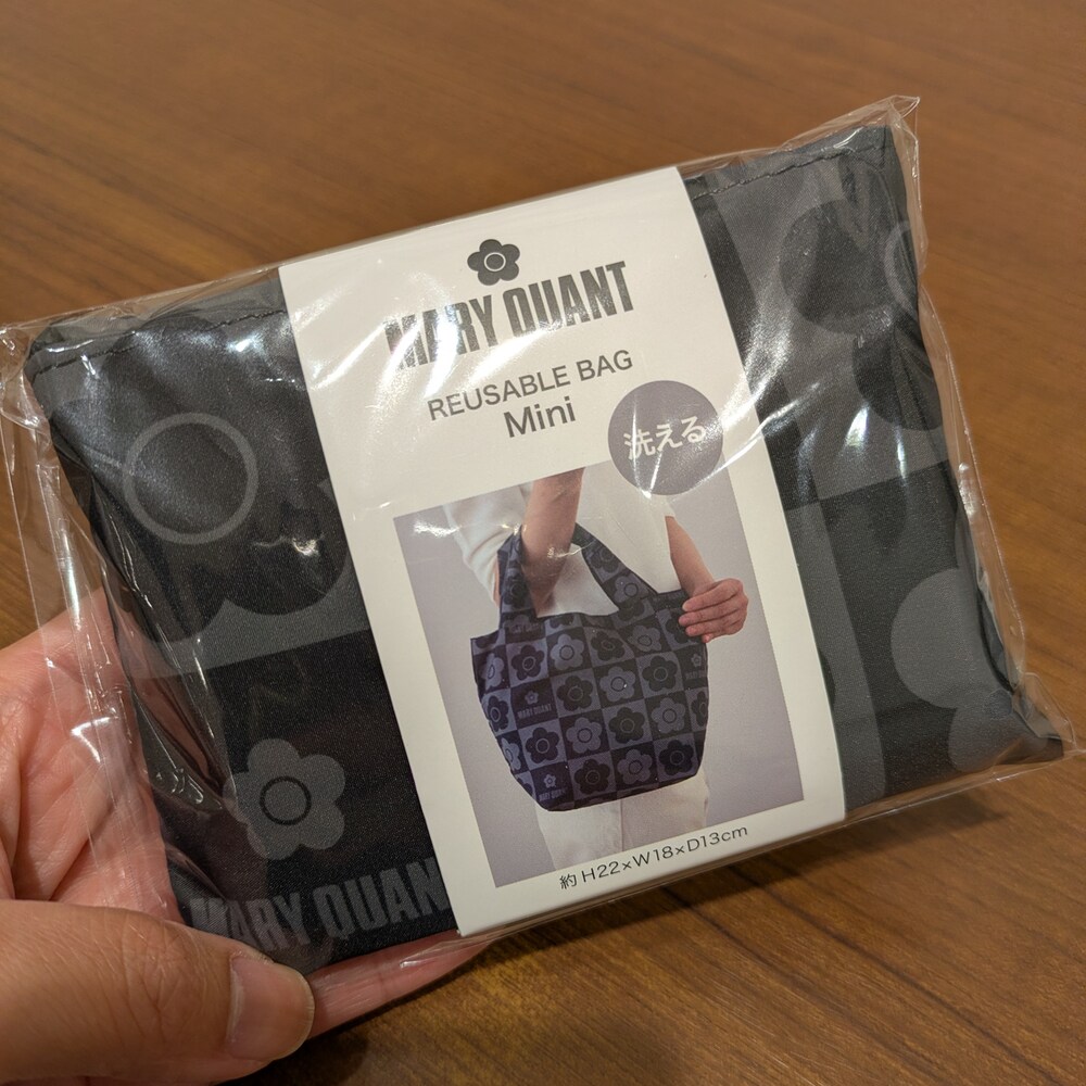 ブラック系のエコバッグ/サブバッグ、ブラック系のエコバッグ/サブバッグを着用したレディースの秋コーディネートの5枚目の写真