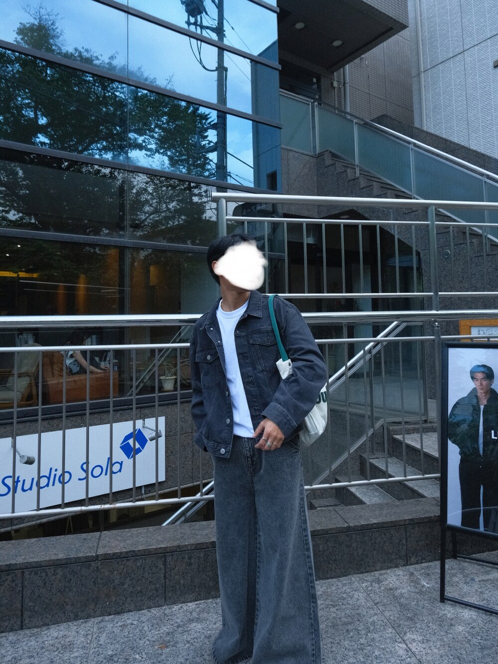 ブラック系のデニムジャケット、ブラック系のデニムパンツを着用したメンズの秋コーディネートの2枚目の写真