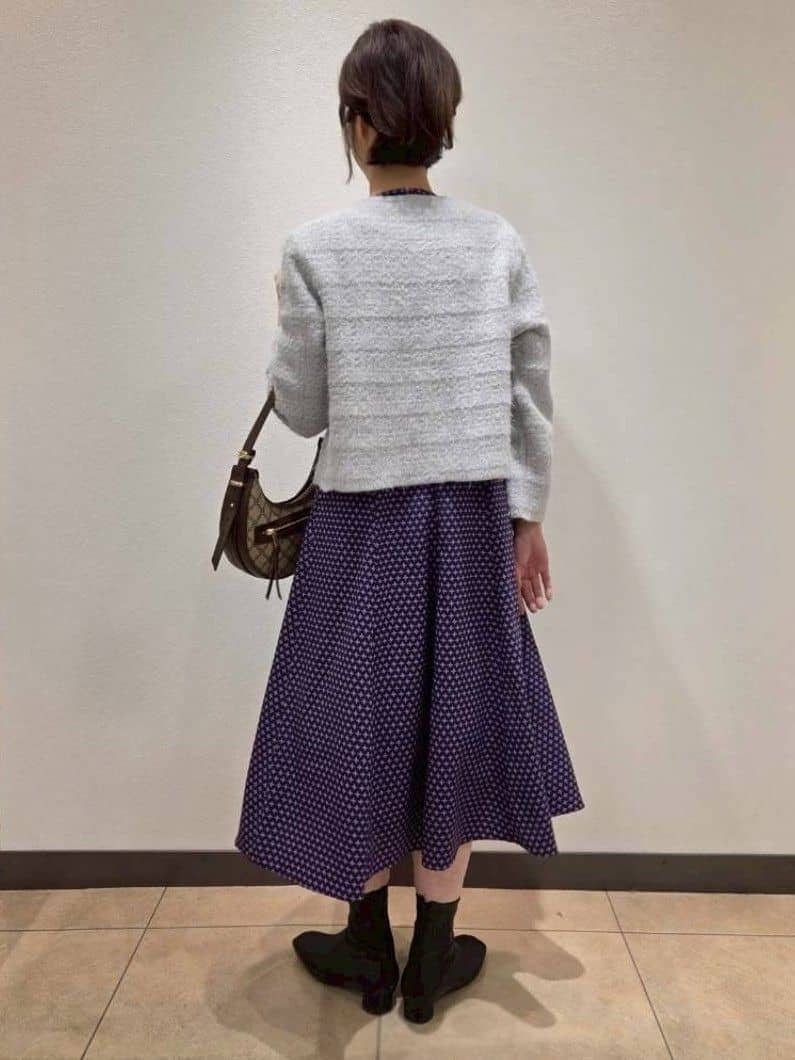 グレー系のカーディガン/ボレロ、ブルー系のワンピース、イエロー系のショルダーバッグを着用したレディースの冬コーディネートの2枚目の写真