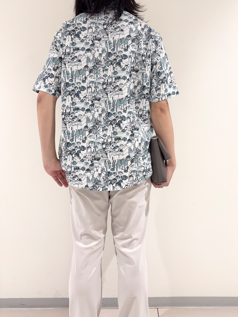 ブルー系のシャツ/ブラウス、ベージュ系のスラックス、グレー系のショルダーバッグを着用したメンズの夏コーディネートの8枚目の写真