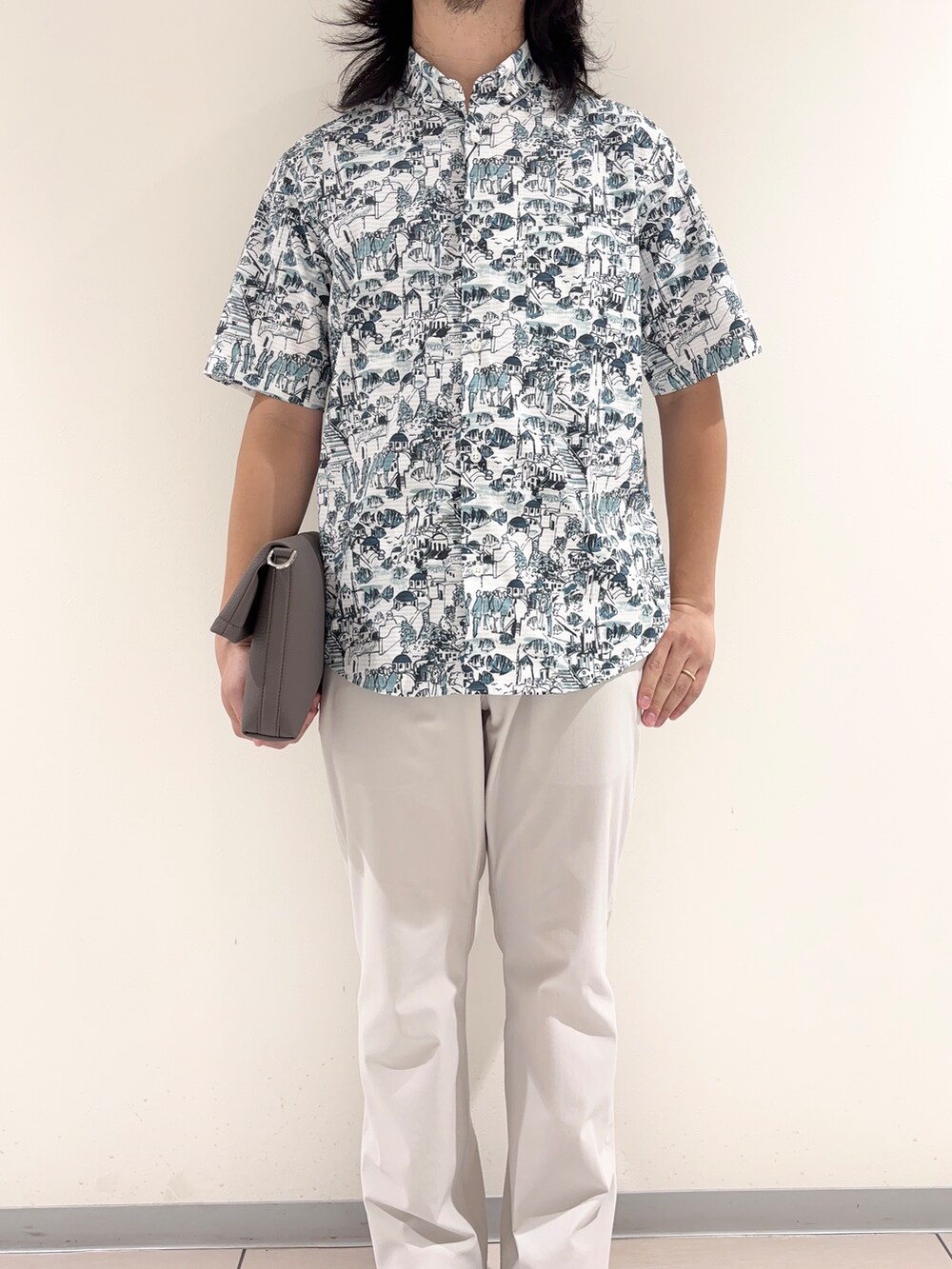 ブルー系のシャツ/ブラウス、ベージュ系のスラックス、グレー系のショルダーバッグを着用したメンズの夏コーディネートの5枚目の写真