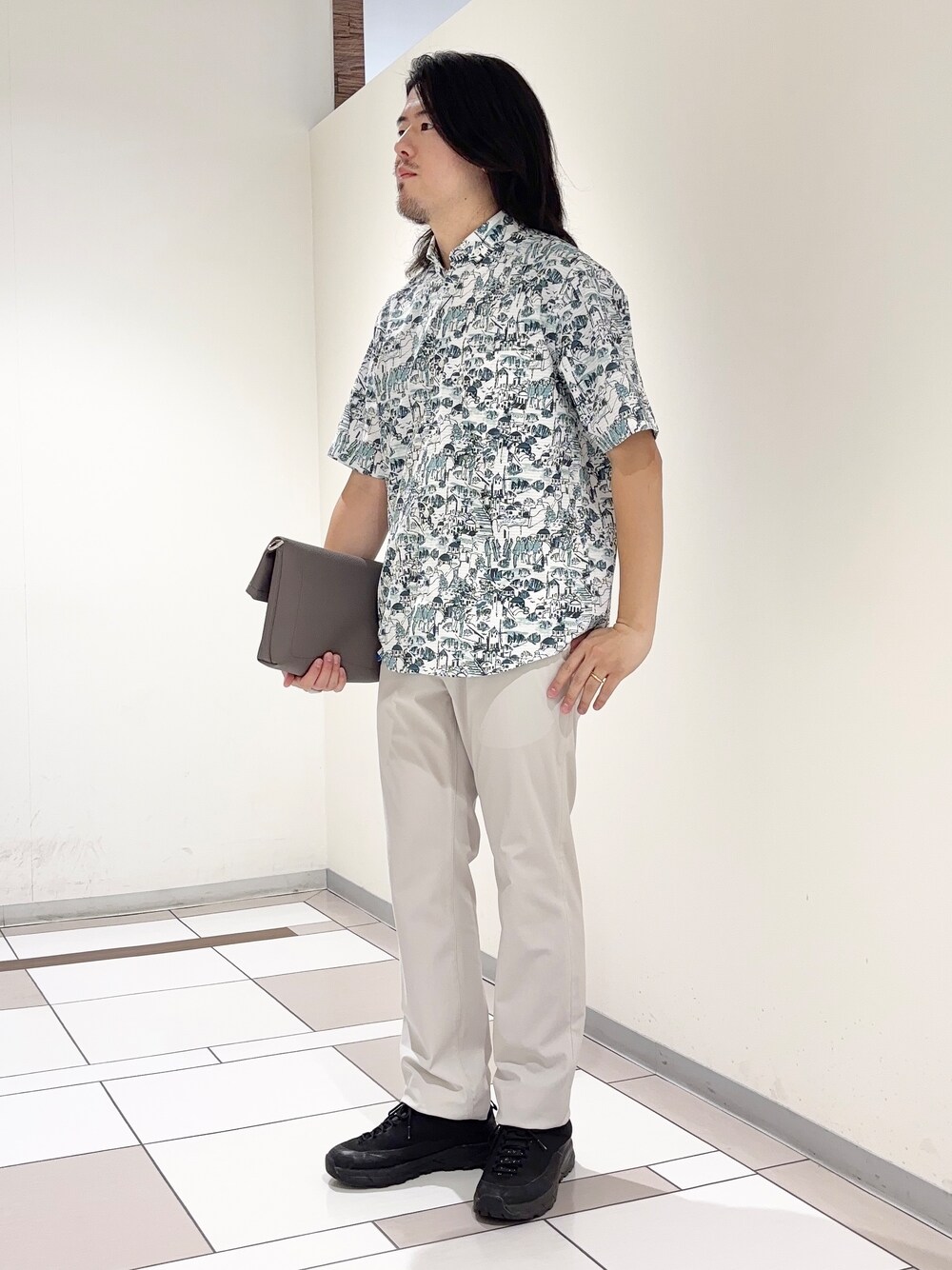 ブルー系のシャツ/ブラウス、ベージュ系のスラックス、グレー系のショルダーバッグを着用したメンズの夏コーディネートの3枚目の写真