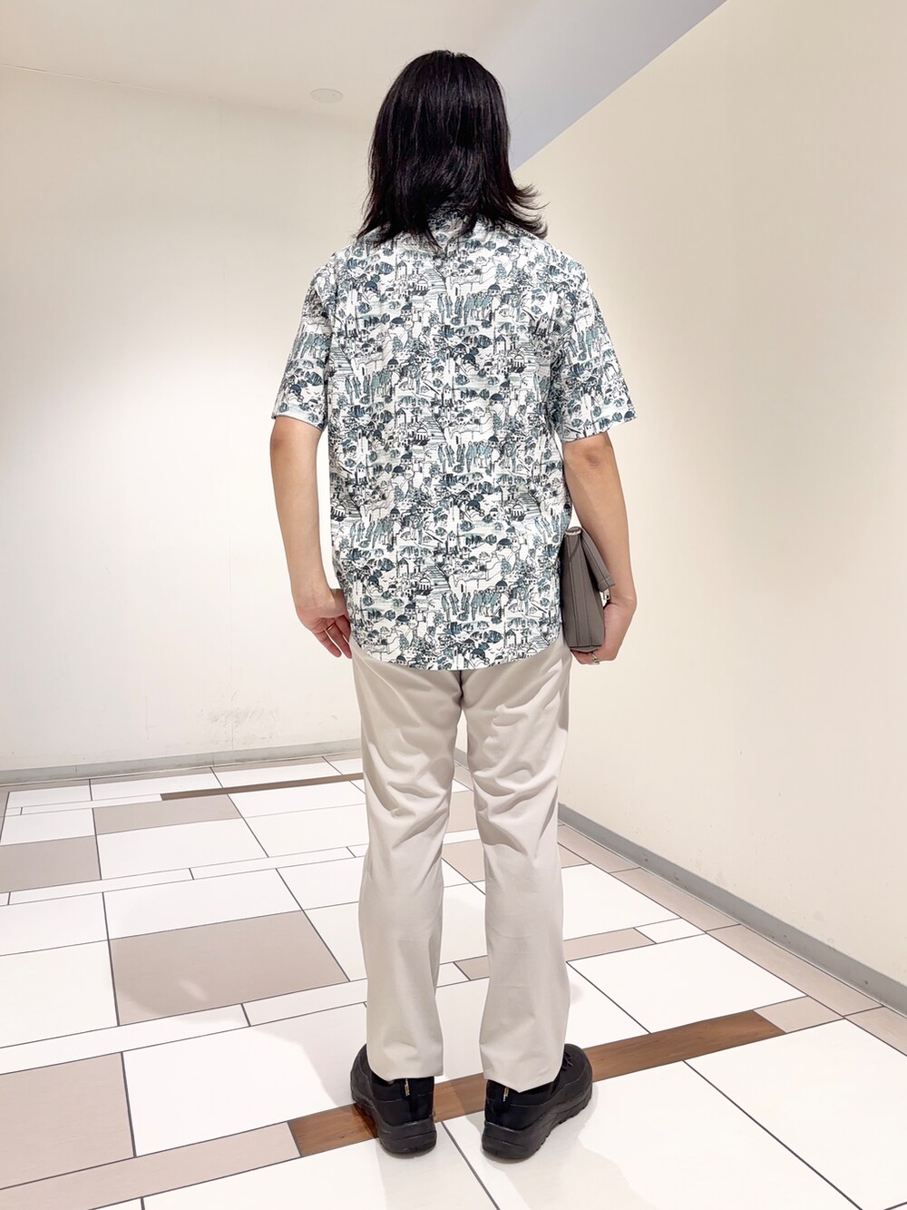 ブルー系のシャツ/ブラウス、ベージュ系のスラックス、グレー系のショルダーバッグを着用したメンズの夏コーディネートの4枚目の写真