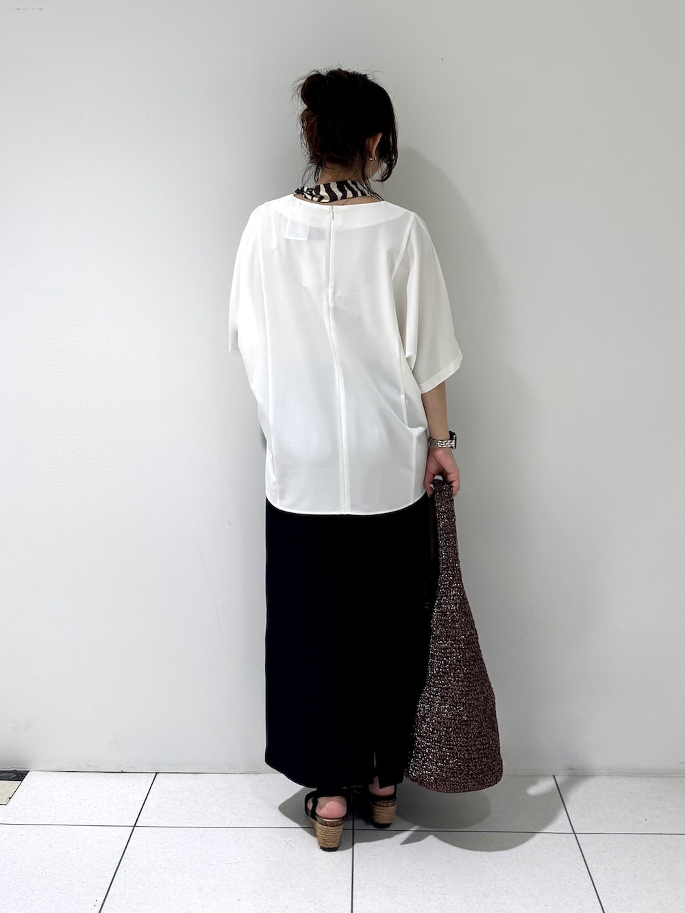 ホワイト系のシャツ/ブラウス、ブラック系のスカート、ブラウン系のトートバッグを着用したレディースの夏コーディネートの4枚目の写真