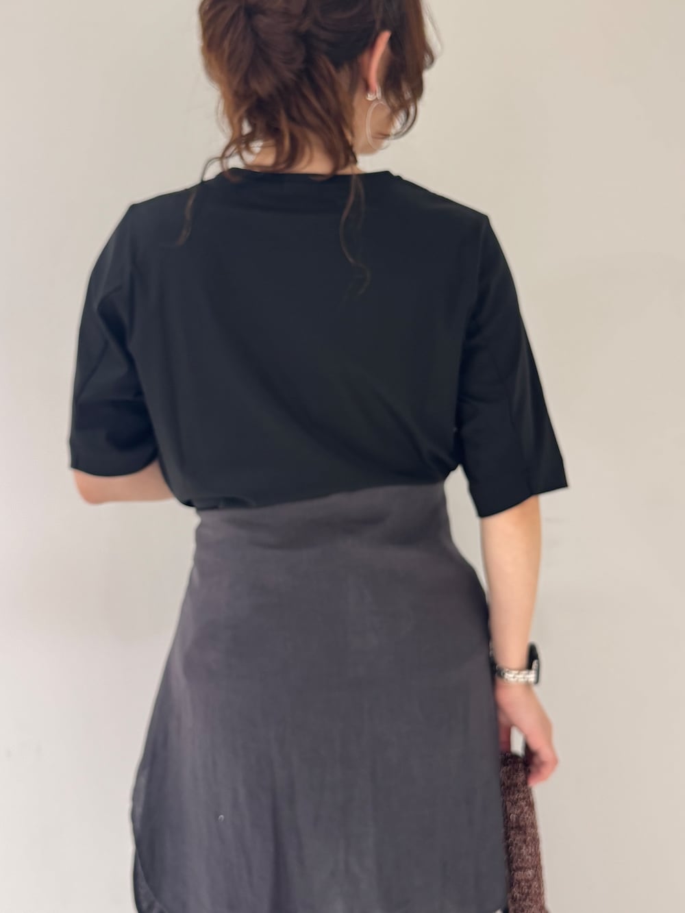 グレー系のシャツ/ブラウス、ブラック系のTシャツ/カットソー、ブラック系のその他パンツを着用したレディースの秋コーディネートの8枚目の写真
