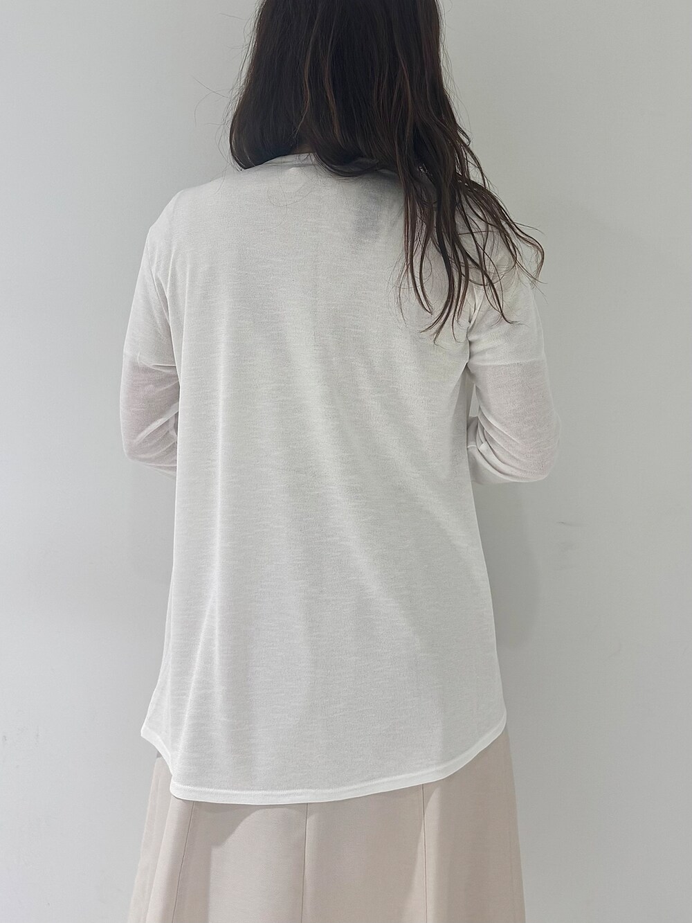 ホワイト系のカーディガン/ボレロ、ベージュ系のワンピース、ベージュ系のショルダーバッグを着用したレディースの春コーディネートの8枚目の写真
