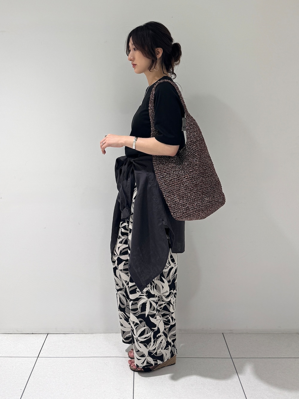 グレー系のシャツ/ブラウス、ブラック系のTシャツ/カットソー、ブラック系のその他パンツを着用したレディースの秋コーディネートの3枚目の写真