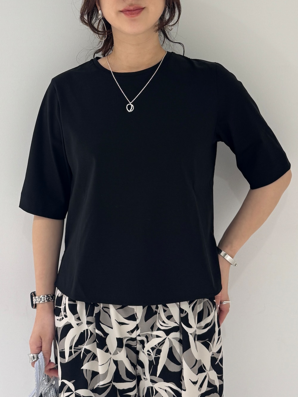 グレー系のシャツ/ブラウス、ブラック系のTシャツ/カットソー、ブラック系のその他パンツを着用したレディースの秋コーディネートの6枚目の写真