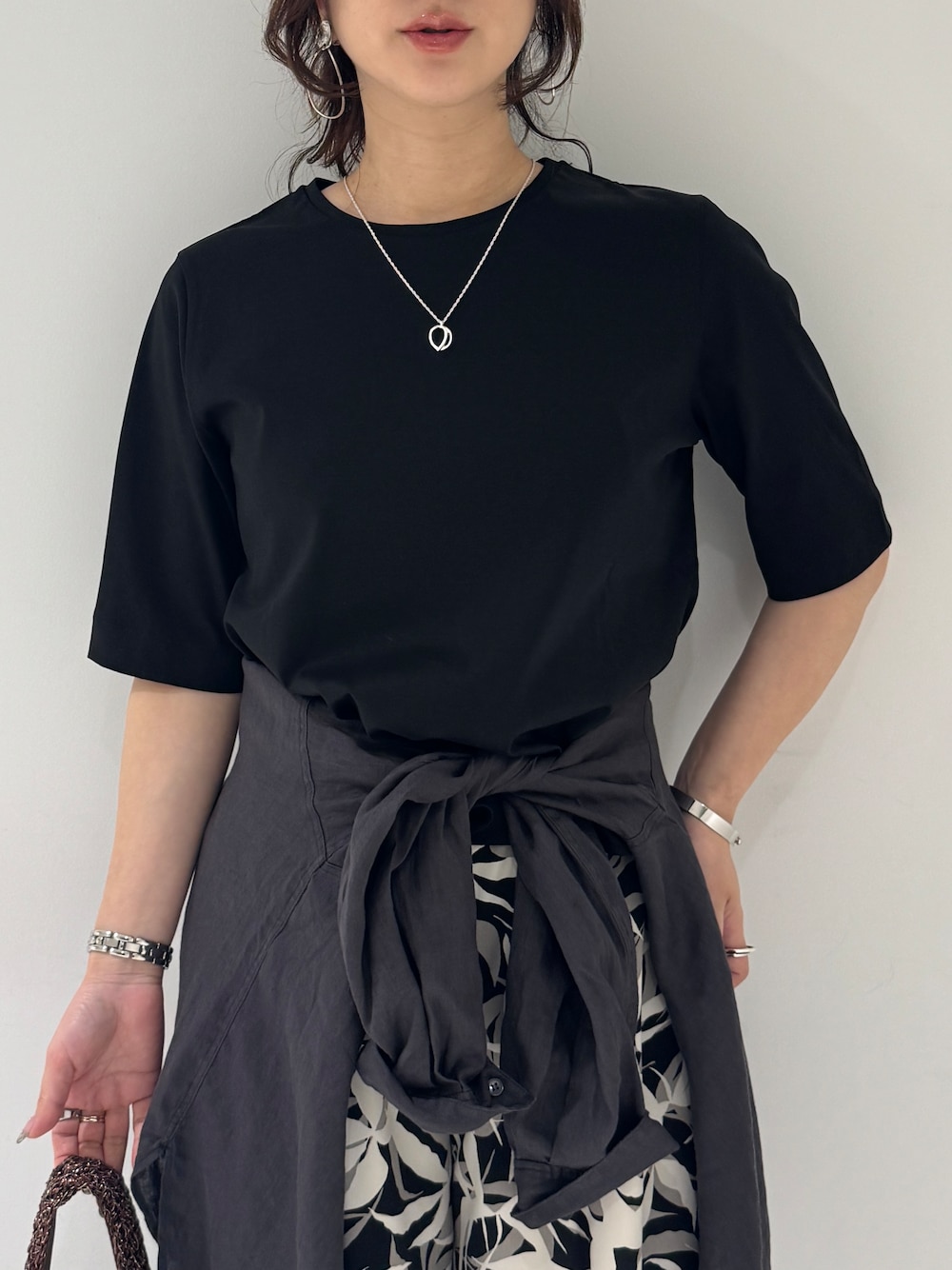 グレー系のシャツ/ブラウス、ブラック系のTシャツ/カットソー、ブラック系のその他パンツを着用したレディースの秋コーディネートの5枚目の写真