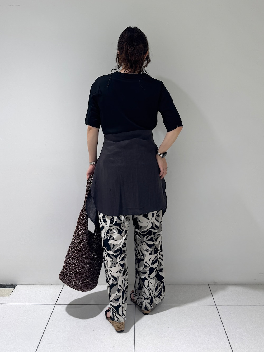 グレー系のシャツ/ブラウス、ブラック系のTシャツ/カットソー、ブラック系のその他パンツを着用したレディースの秋コーディネートの4枚目の写真