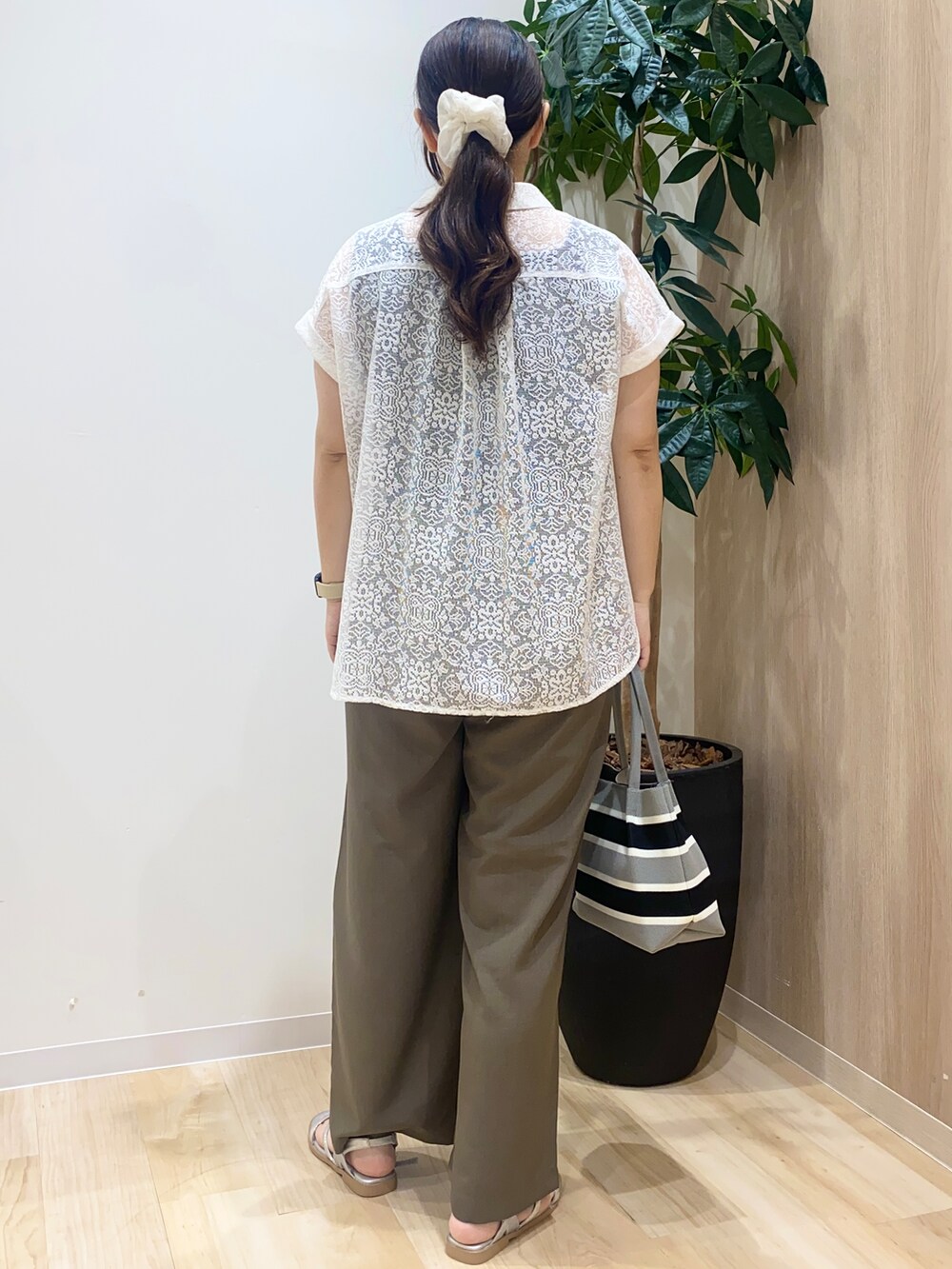ホワイト系のシャツ/ブラウス、ブラック系のタンクトップ、グリーン系のその他パンツを着用したレディースの夏コーディネートの4枚目の写真