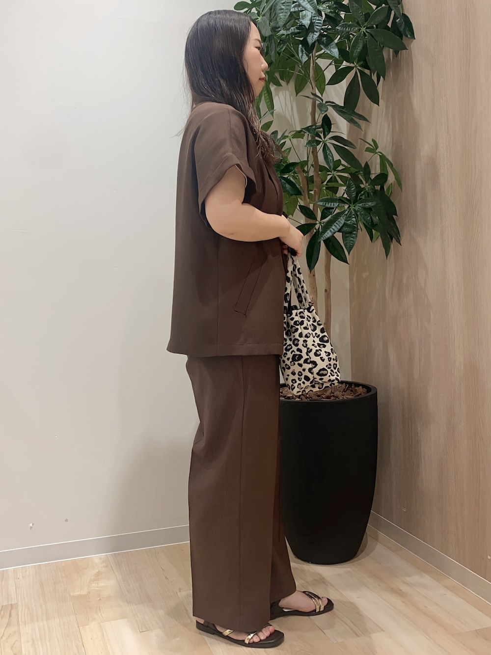 ブラウン系のテーラードジャケット、ベージュ系のTシャツ/カットソー、ブラウン系のその他パンツを着用したレディースの夏コーディネートの3枚目の写真