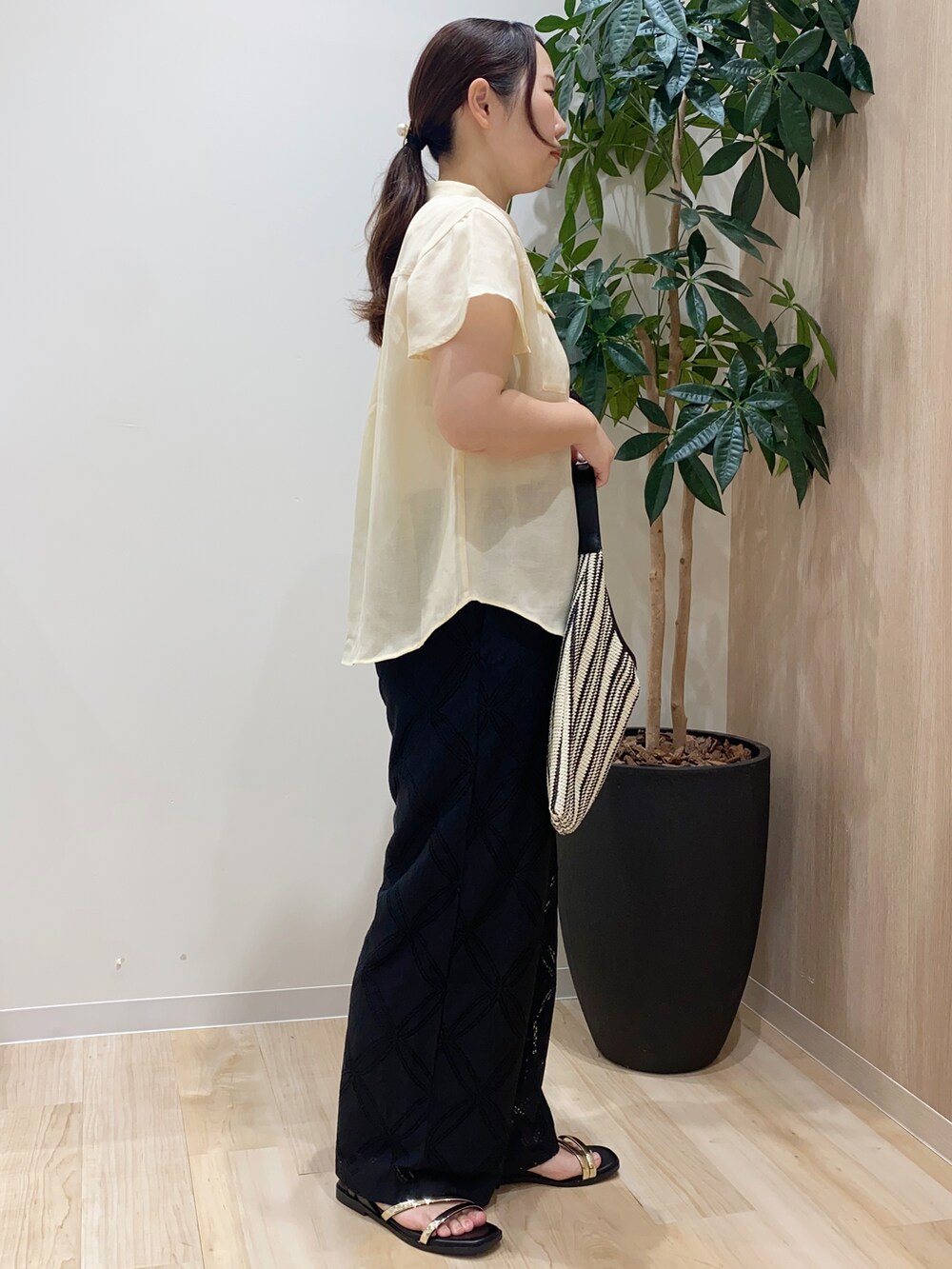 ホワイト系のシャツ/ブラウス、ブラック系のその他パンツ、ブラック系のショルダーバッグを着用したレディースの夏コーディネートの3枚目の写真