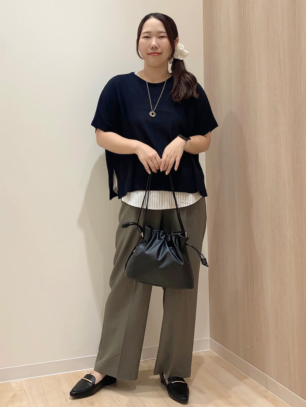 グリーン系のその他パンツ、ブラック系のショルダーバッグ、ゴールド系のネックレスを着用したレディースの秋コーディネートの7枚目の写真