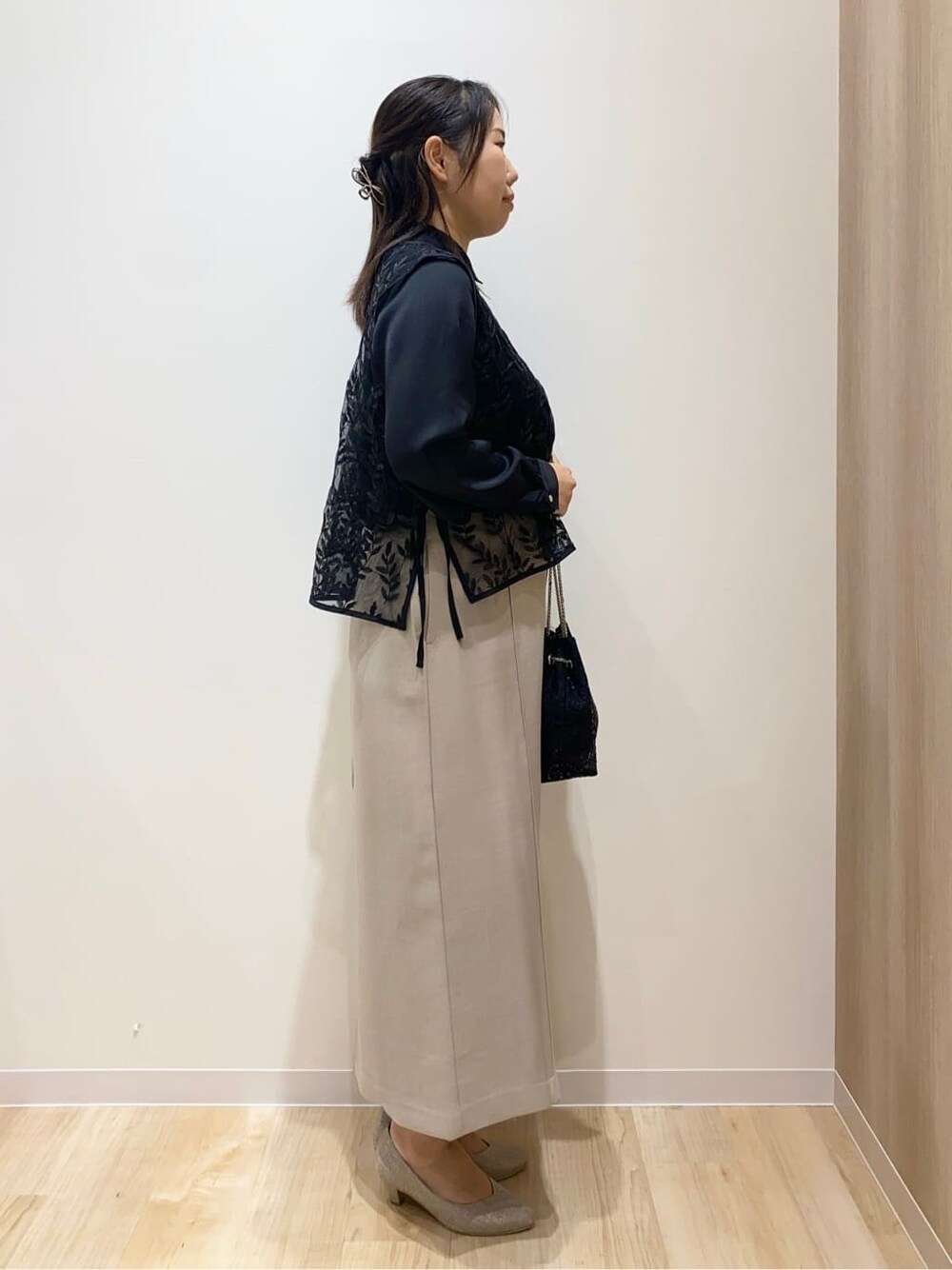 ブラック系のシャツ/ブラウス、ベージュ系のスカート、ブラック系のショルダーバッグを着用したレディースの秋コーディネートの3枚目の写真