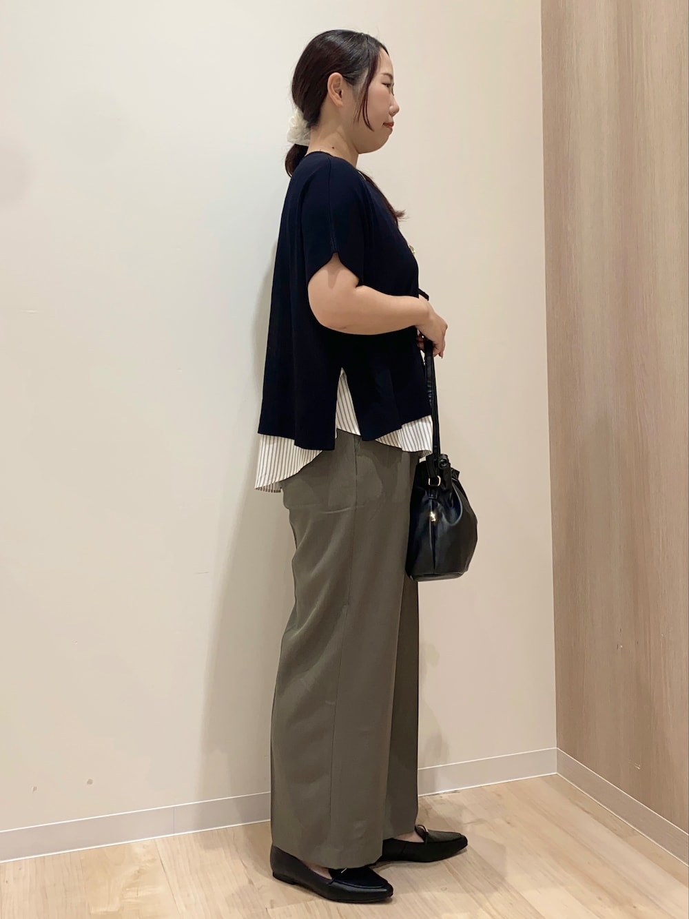 グリーン系のその他パンツ、ブラック系のショルダーバッグ、ゴールド系のネックレスを着用したレディースの秋コーディネートの3枚目の写真