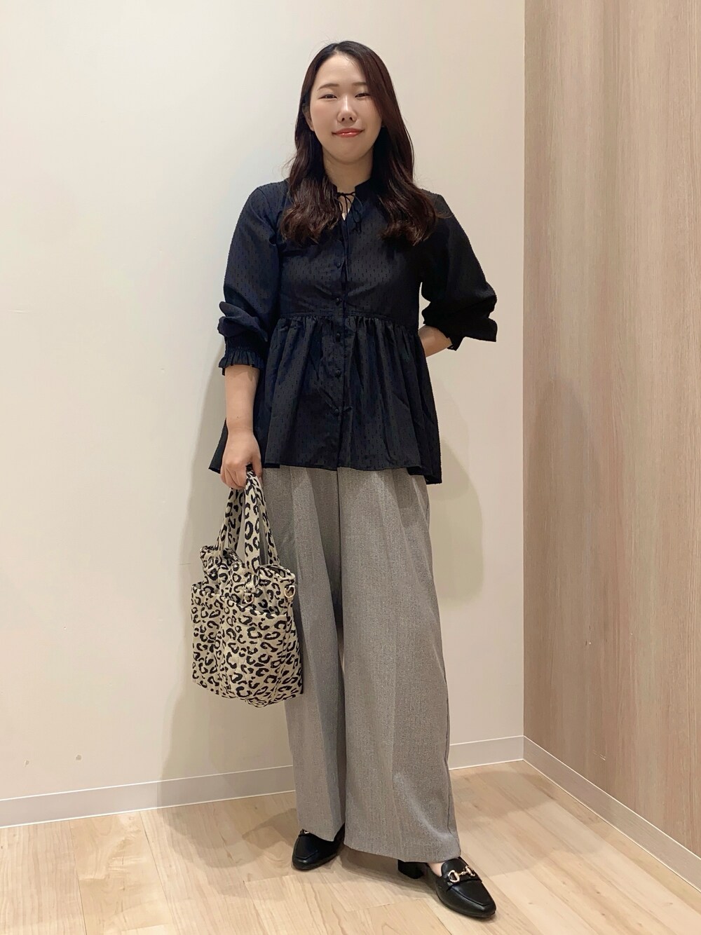 ブラック系のシャツ/ブラウス、グレー系のその他パンツ、グリーン系のトートバッグを着用したレディースの秋コーディネートの6枚目の写真