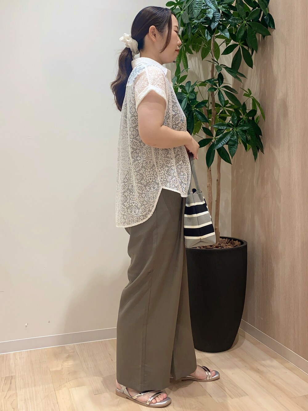 ホワイト系のシャツ/ブラウス、ブラック系のタンクトップ、グリーン系のその他パンツを着用したレディースの夏コーディネートの3枚目の写真