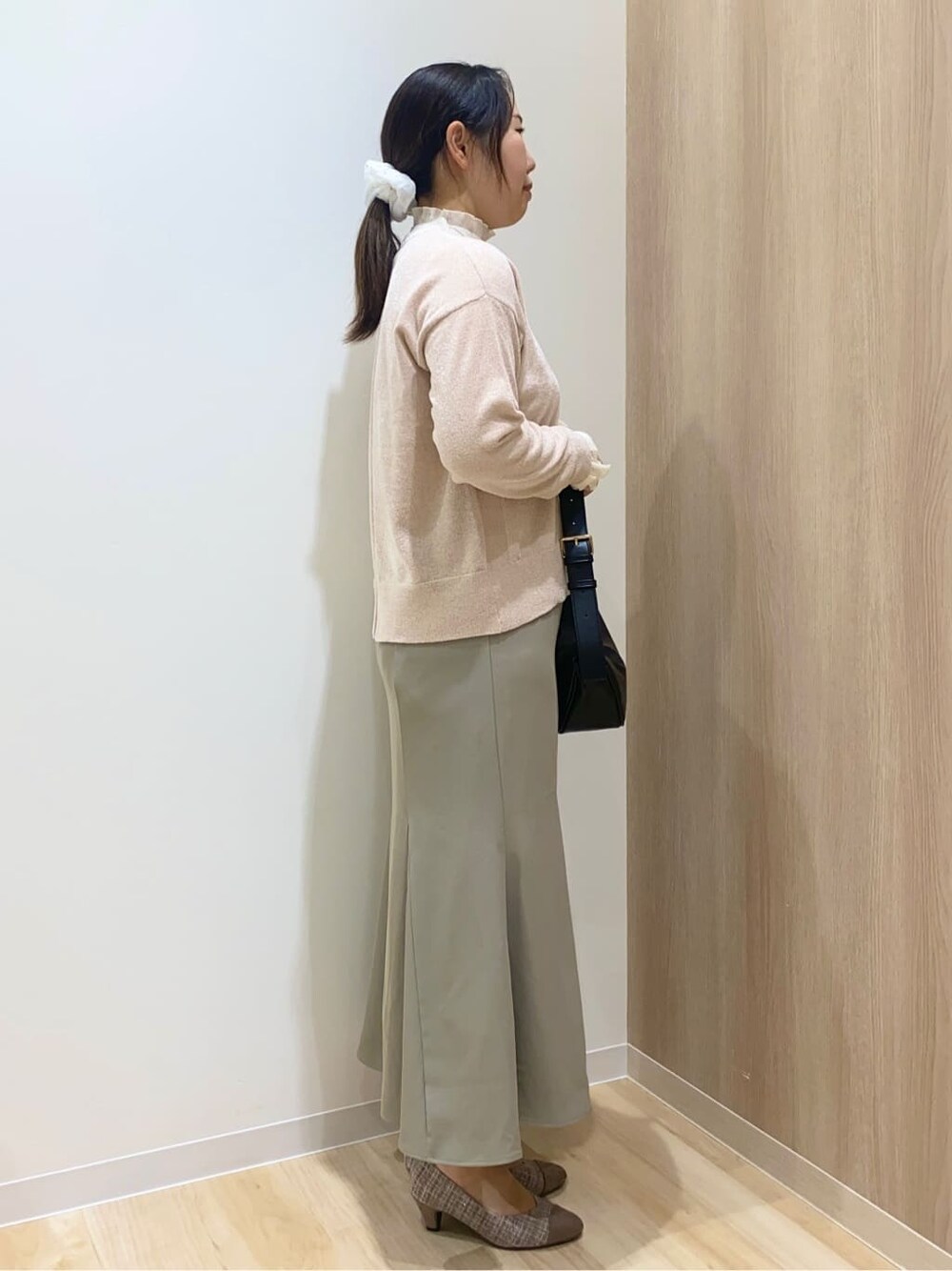 ピンク系のニット/セーター、ホワイト系のニット/セーター、ベージュ系のスカートを着用したレディースの秋コーディネートの2枚目の写真