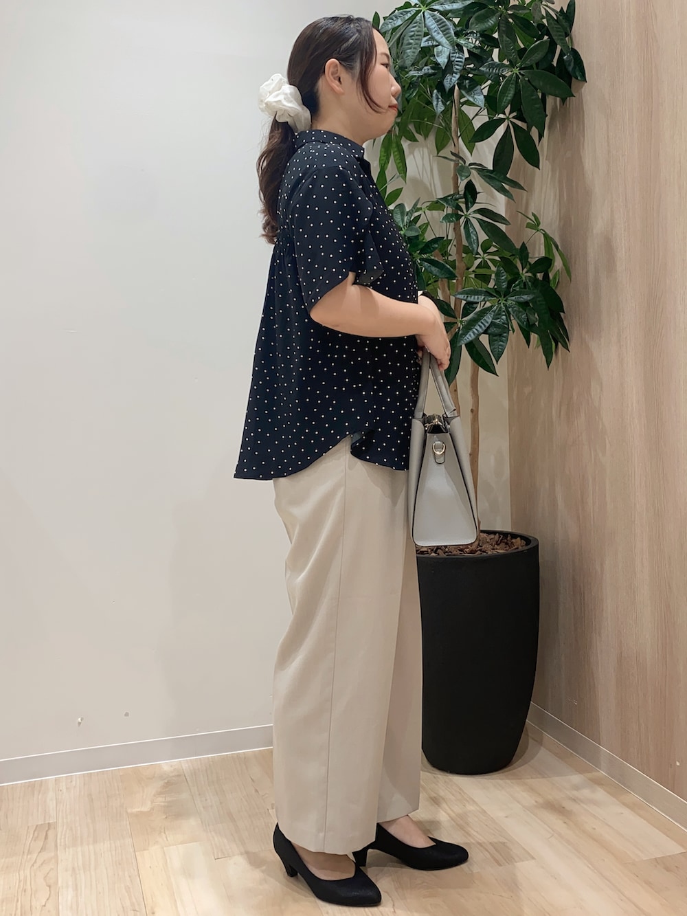 ブラック系のシャツ/ブラウス、ベージュ系のその他パンツ、ブルー系のトートバッグを着用したレディースの夏コーディネートの3枚目の写真