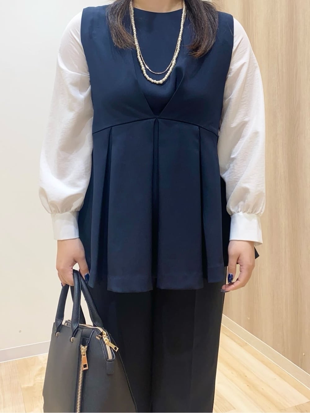 ブルー系のシャツ/ブラウス、ブルー系のその他パンツ、ブラック系のトートバッグを着用したレディースの冬コーディネートの4枚目の写真
