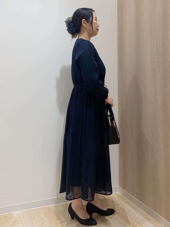 ブルー系のワンピース、ホワイト系のノーカラージャケット、ブルー系のノーカラージャケットを着用したレディースの冬コーディネートの2枚目の写真