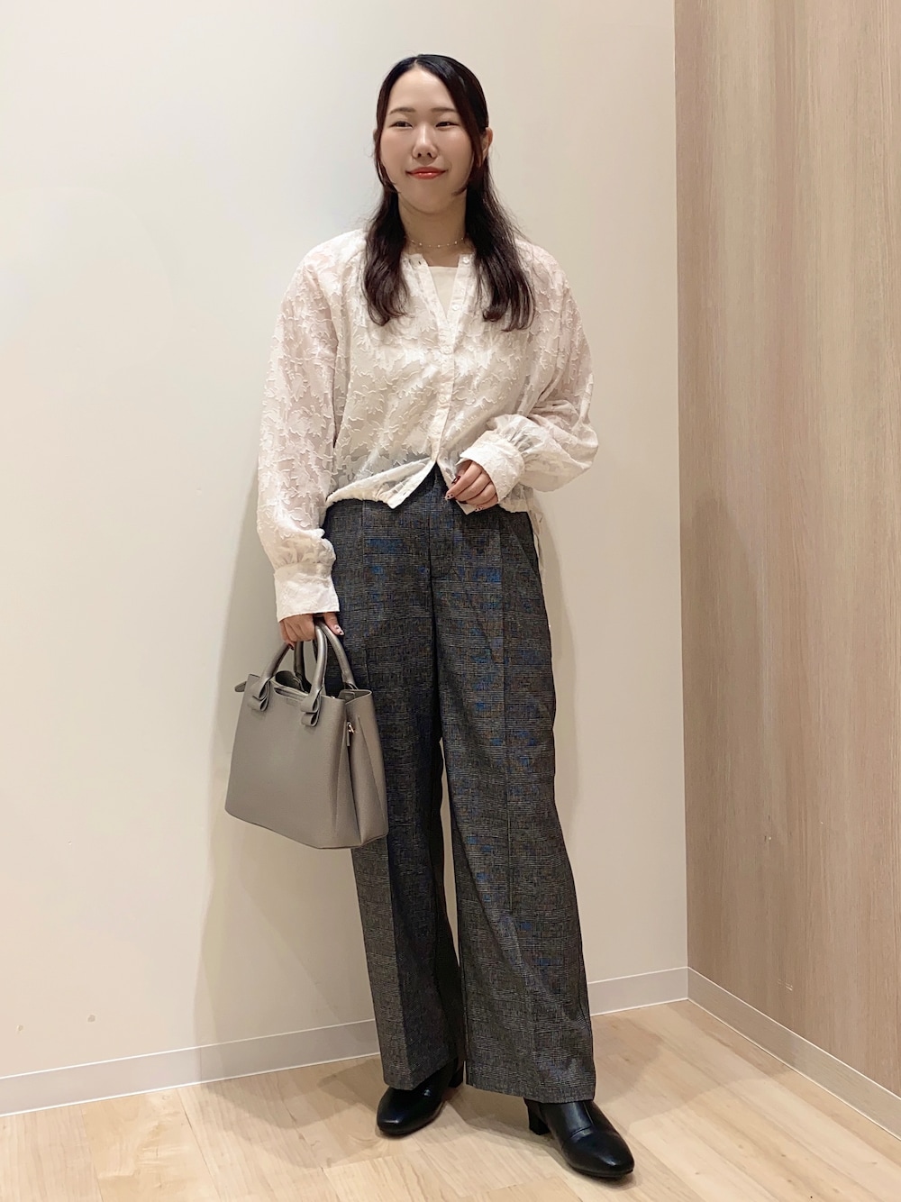 ホワイト系のシャツ/ブラウス、ホワイト系のTシャツ/カットソー、ブラック系のその他パンツを着用したレディースの秋コーディネートの2枚目の写真