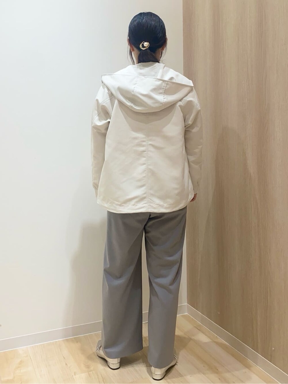 ホワイト系のブルゾン、ピンク系のニット/セーター、ホワイト系のTシャツ/カットソーを着用したレディースの春コーディネートの3枚目の写真