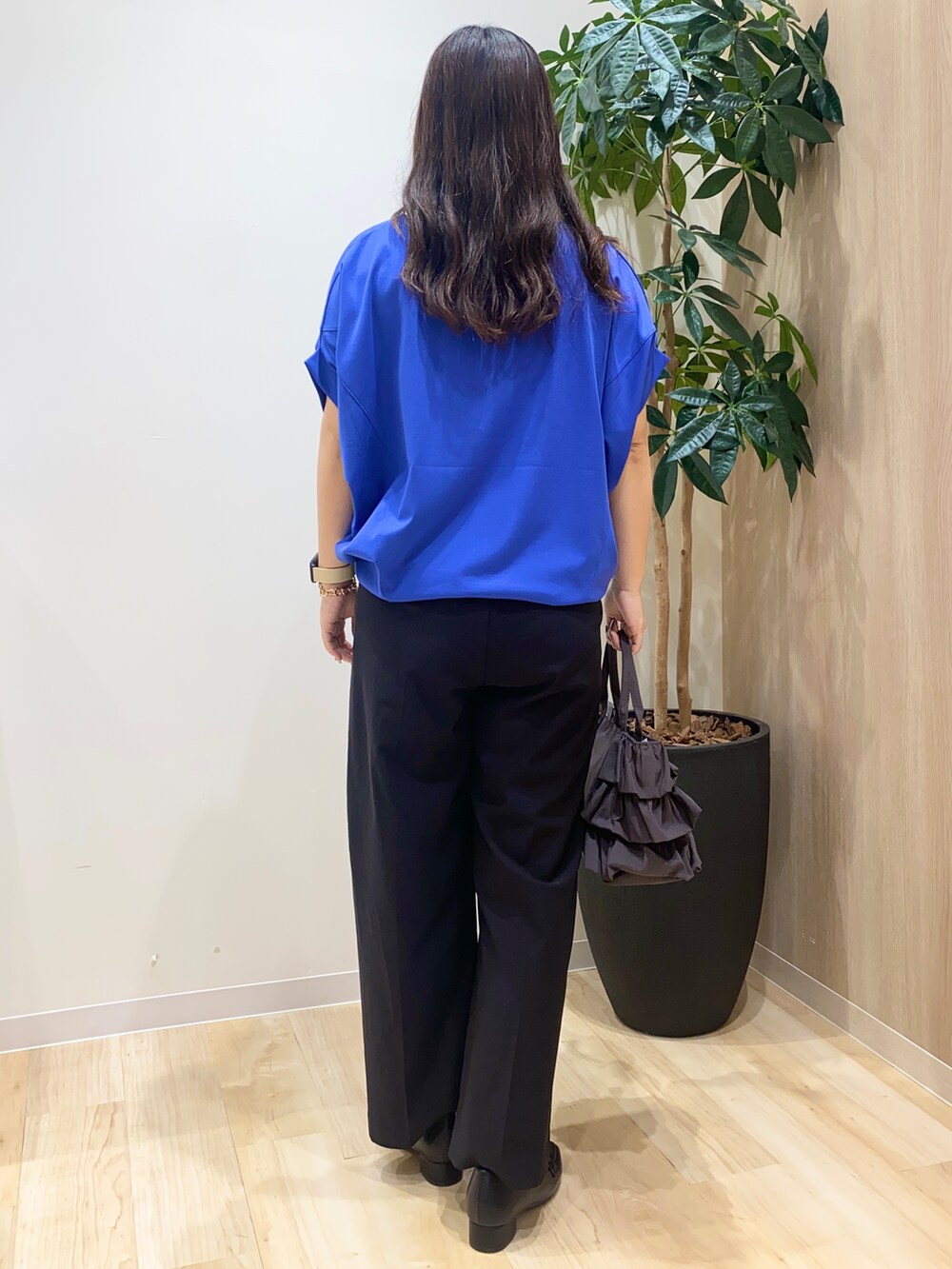 ブルー系のTシャツ/カットソー、ブラック系のその他パンツ、グレー系のトートバッグを着用したレディースの夏コーディネートの5枚目の写真