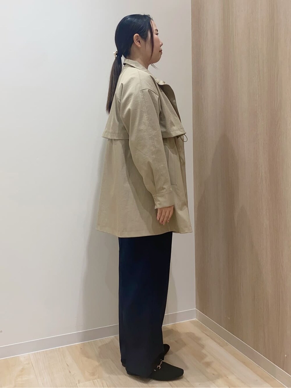 ブラック系のその他シューズ、ベージュ系のその他アウター、ブルー系のその他パンツを着用したレディースの冬コーディネートの2枚目の写真