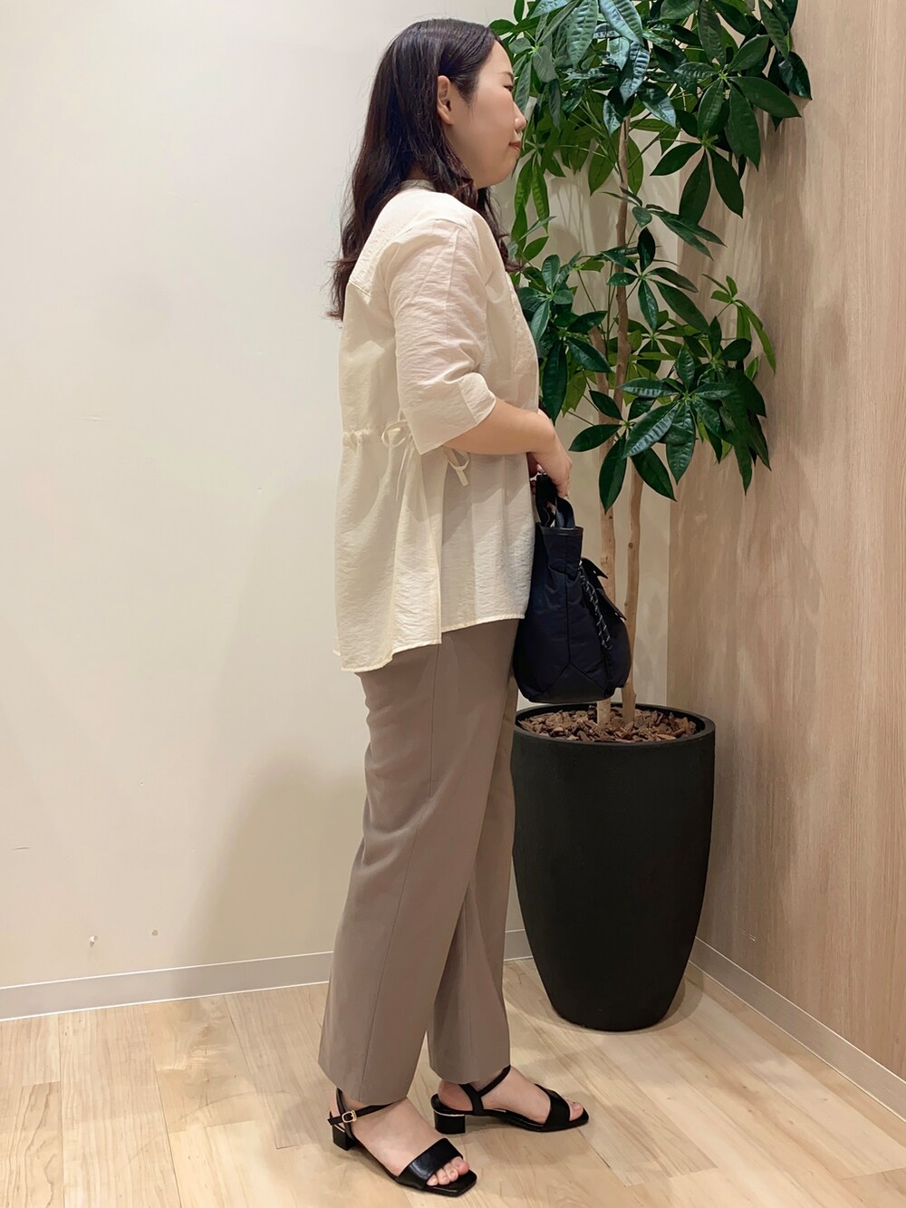 ホワイト系のシャツ/ブラウス、ブラウン系のその他パンツ、ブラック系のショルダーバッグを着用したレディースの夏コーディネートの3枚目の写真