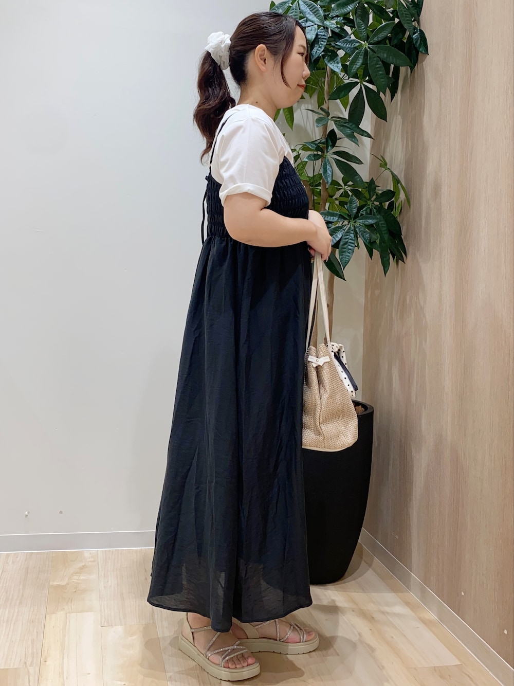 ホワイト系のTシャツ/カットソー、ブラック系のワンピース、ホワイト系のトートバッグを着用したレディースの夏コーディネートの3枚目の写真