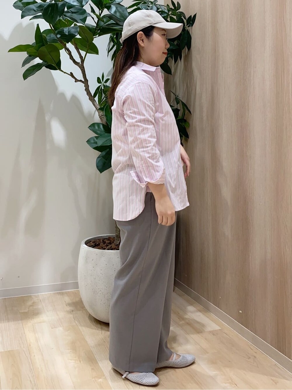 ピンク系のシャツ/ブラウス、ホワイト系のTシャツ/カットソー、グレー系のその他パンツを着用したレディースの春コーディネートの2枚目の写真